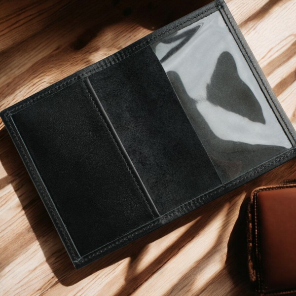 Обложка на паспорт из натуральной кожи Classic / Ручная работа, 100 % кожа / Без логотипов и надписей